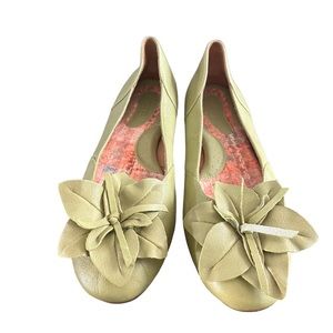 Born Leather Peony Ballet Flat in Lime Green Excellent Condition Sz 10